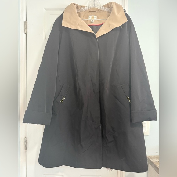 Chic Black Trench Coat with Tan Collar - Picture 2 of 13